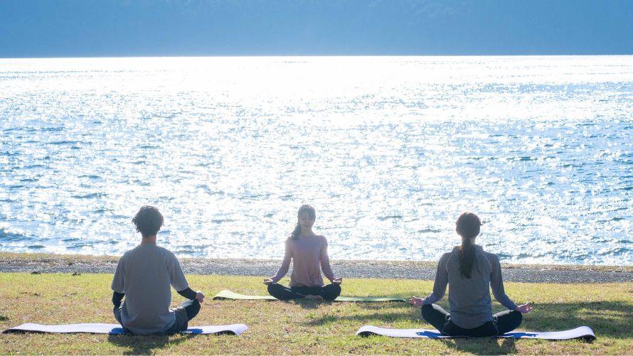 芦ノ湖を目の前にヨガを楽しむ人