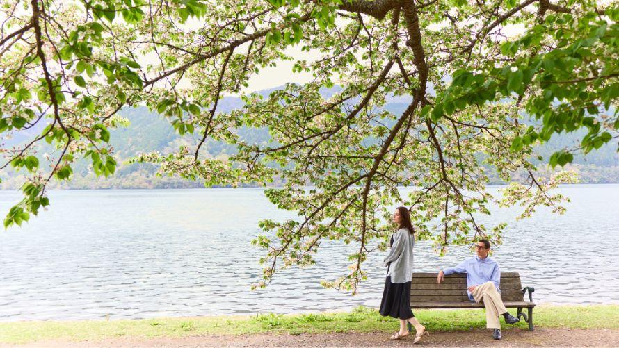 芦ノ湖のほとりで過ごすカップル