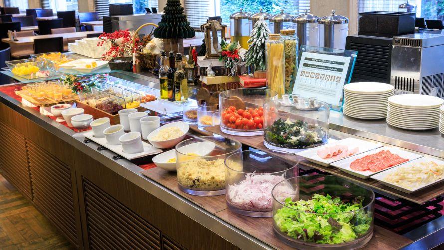 色鮮やかな料理が並ぶブッフェボード