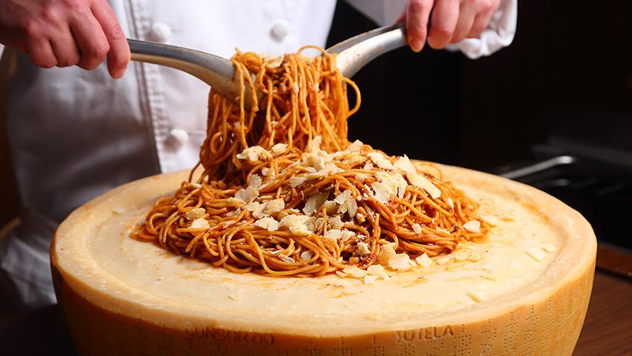 スパゲッティにチーズを絡める様子