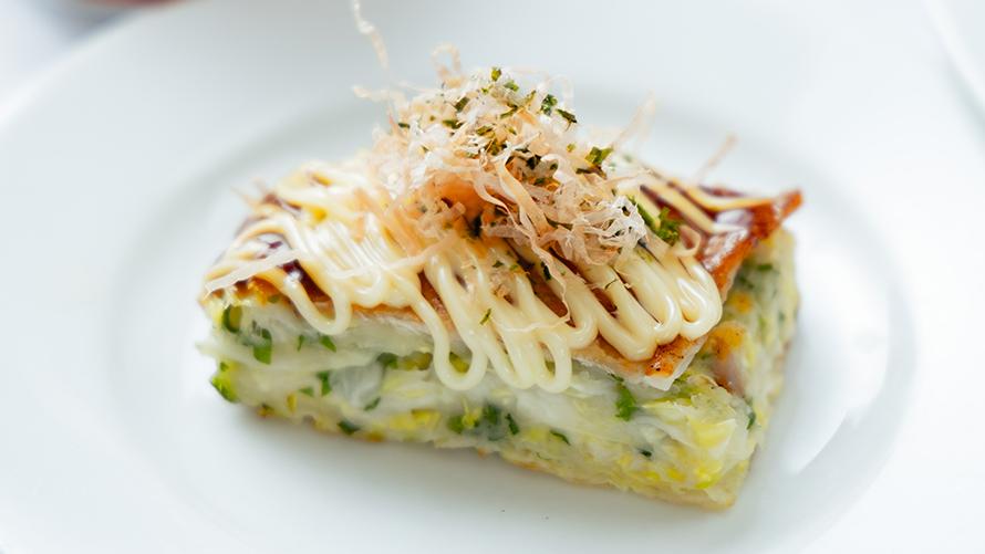 食べやすいサイズにカットしたお好み焼き