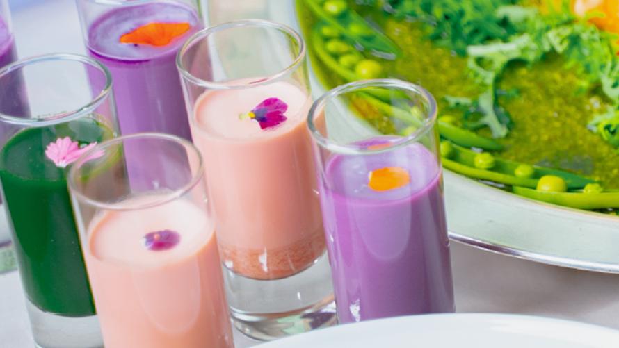 グリーン、ピンク、パープル3色のスムージー