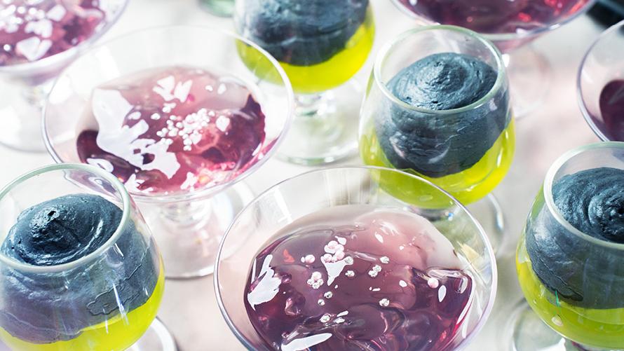 グリーンジュレとブラックチョコレートクリーム／バイオレットピンクのマーブルジュレ