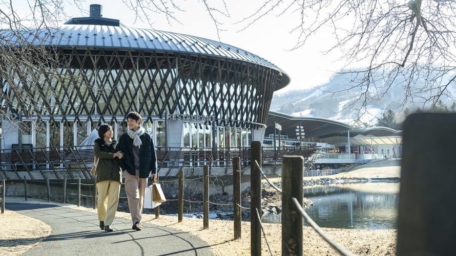 軽井沢・プリンスショッピングプラザでお買い物をするご夫婦