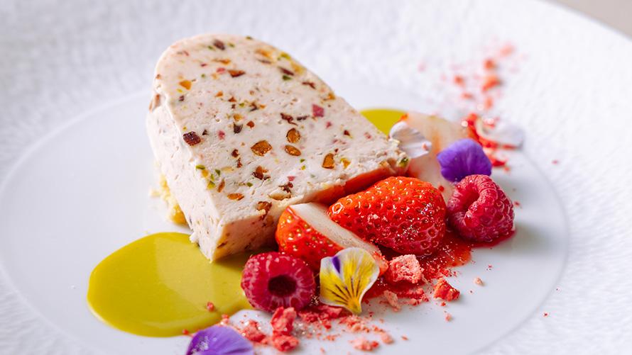 ストロベリーカッサータ　ベリー添え　ピスタチオソース