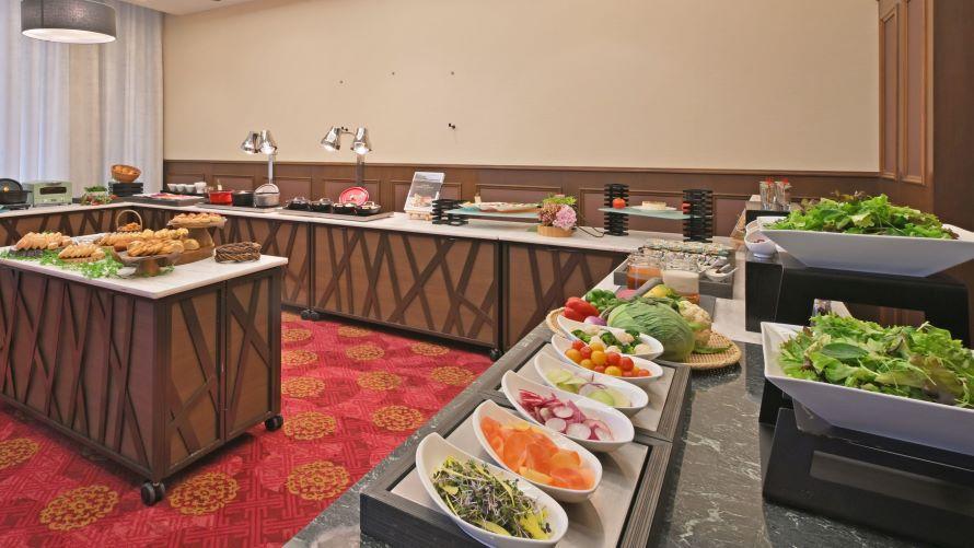 出来立ての香りと彩りが広がる、洋食ハーフブッフェ