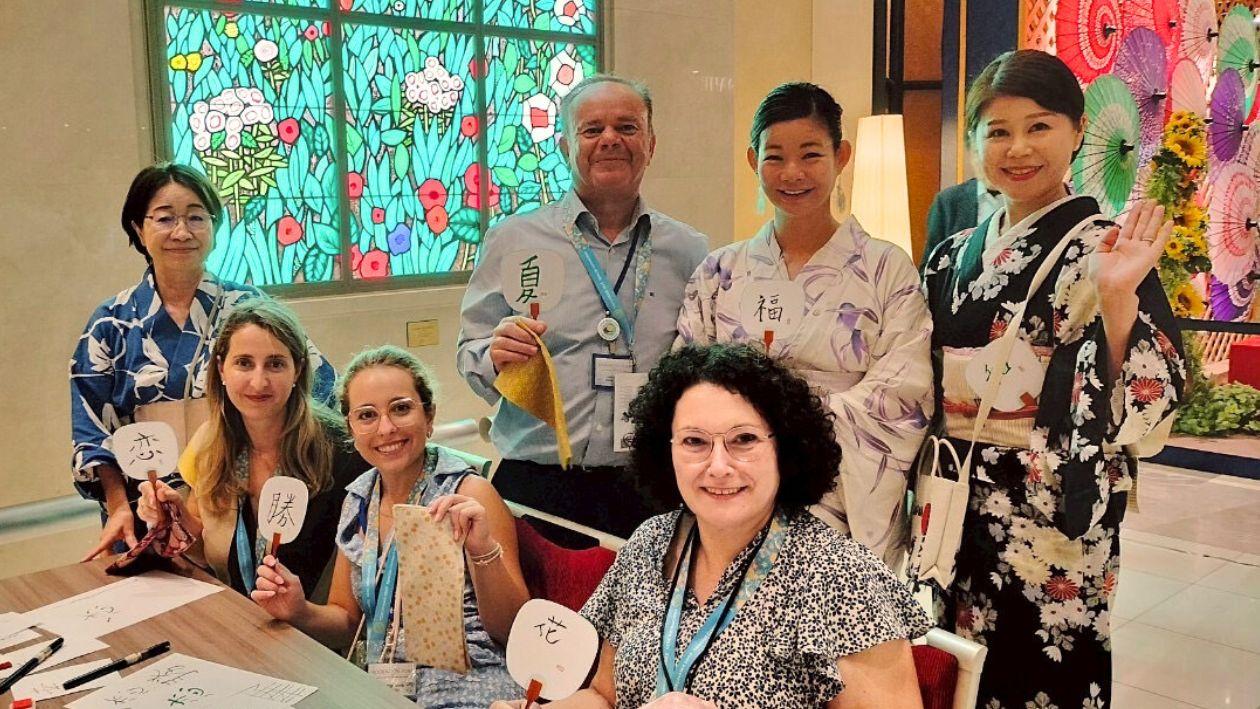 品川プリンスホテルで書道を楽しむ海外のゲストたち