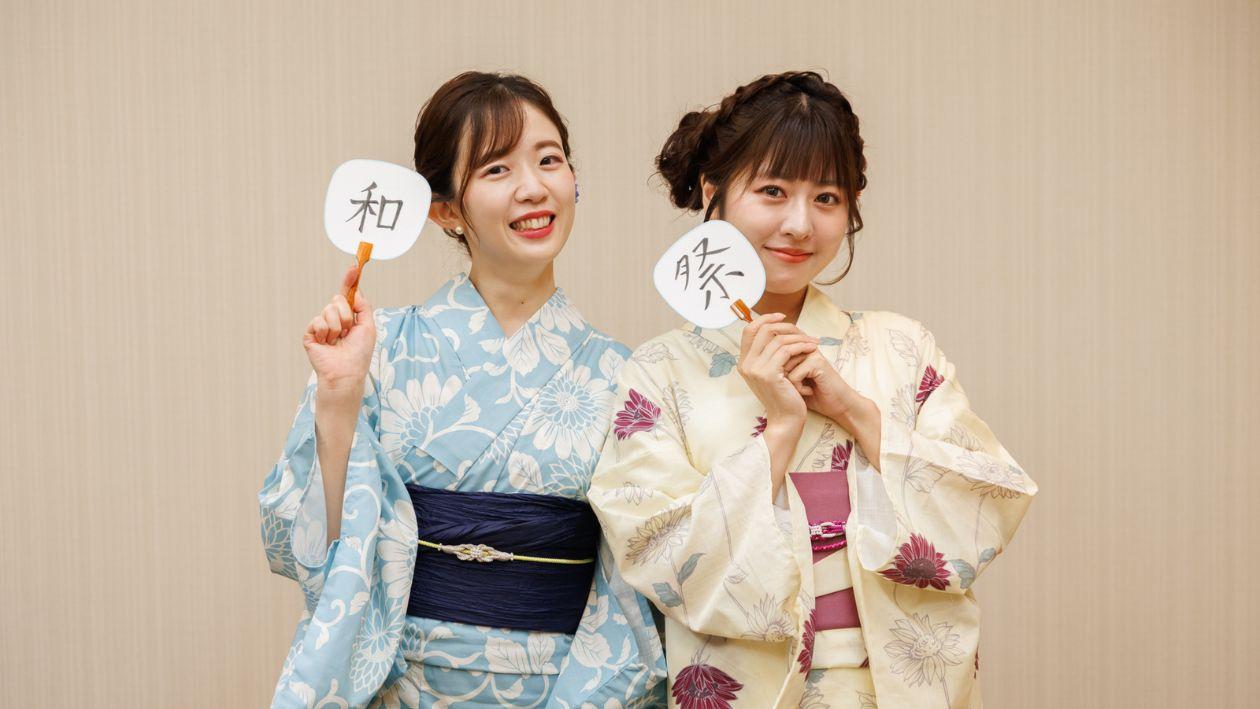 自作の豆うちわをもってポーズする女性たち