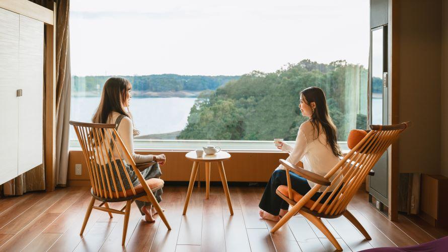 会話しながら多摩湖の風景を眺めているイメージ