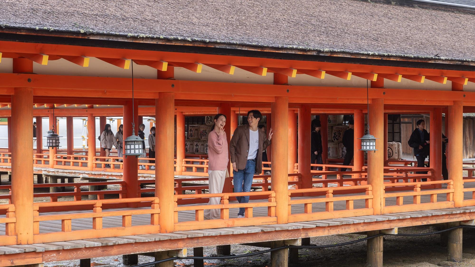 厳島神社でカップルが観光している