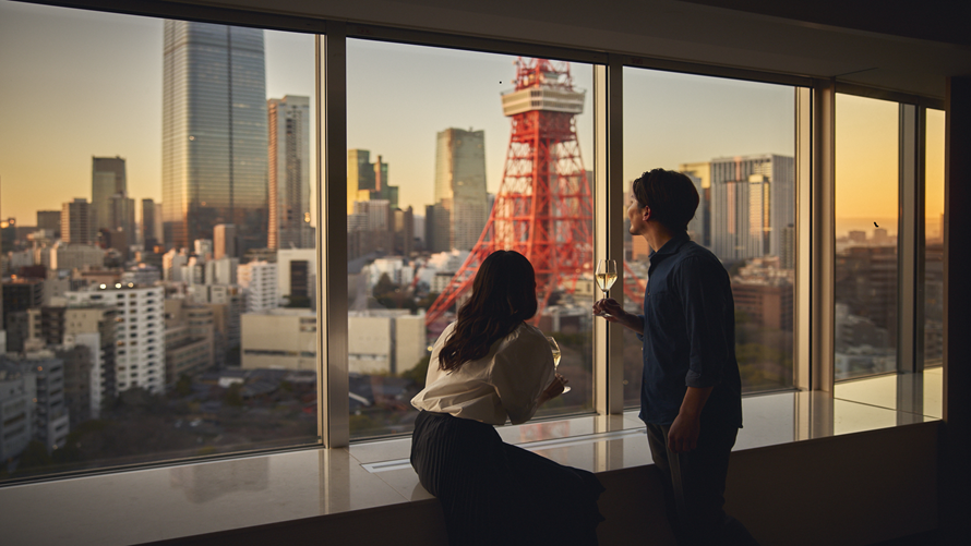 東京タワーの夜景を望む客室でのインルームダイニングコースディナー