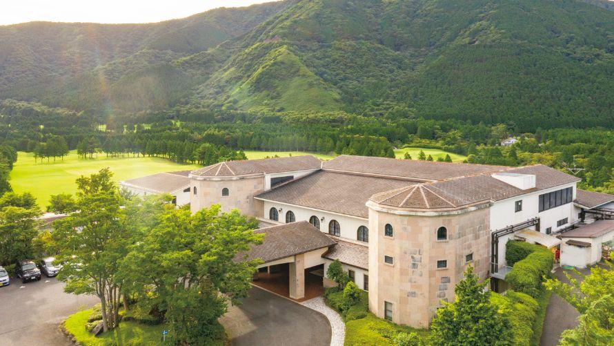 秋のホテルの外観。