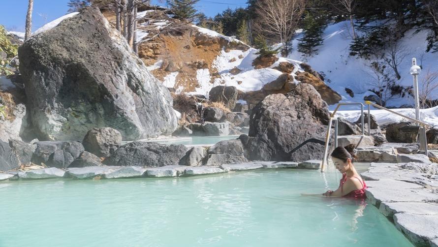 石庭露天風呂で女性2人がくつろいでいる様子
