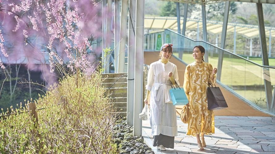 軽井沢・プリンスショッピングプラザでお買い物をするご夫婦