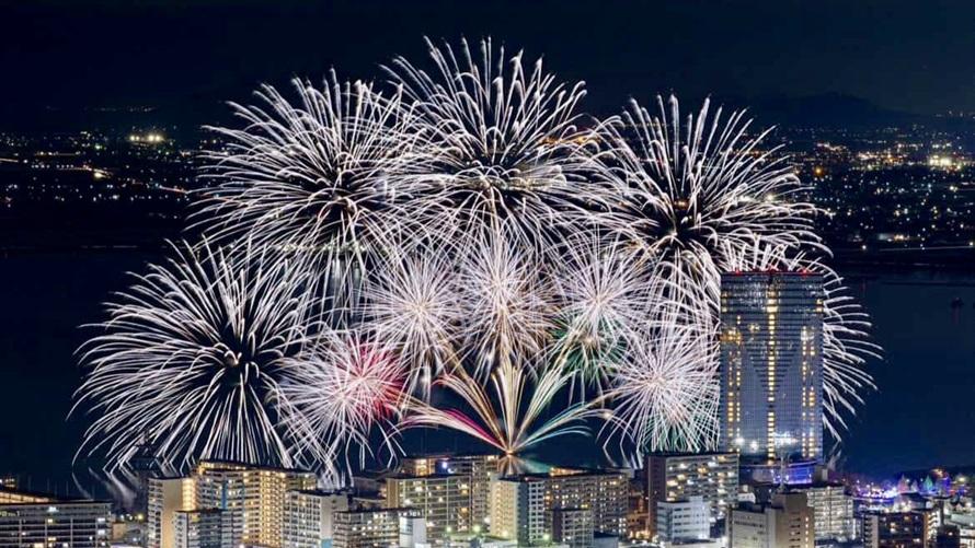 水辺のラウンジで味わう 近江牛ハンバーグと湖上花火の優雅な時間（夕朝食付き）