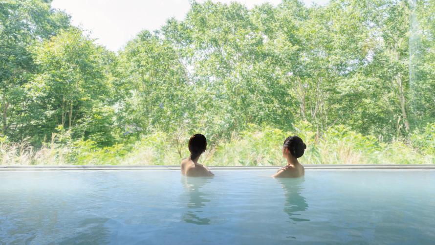 女性2人が貸切温泉で寛いでいる様子