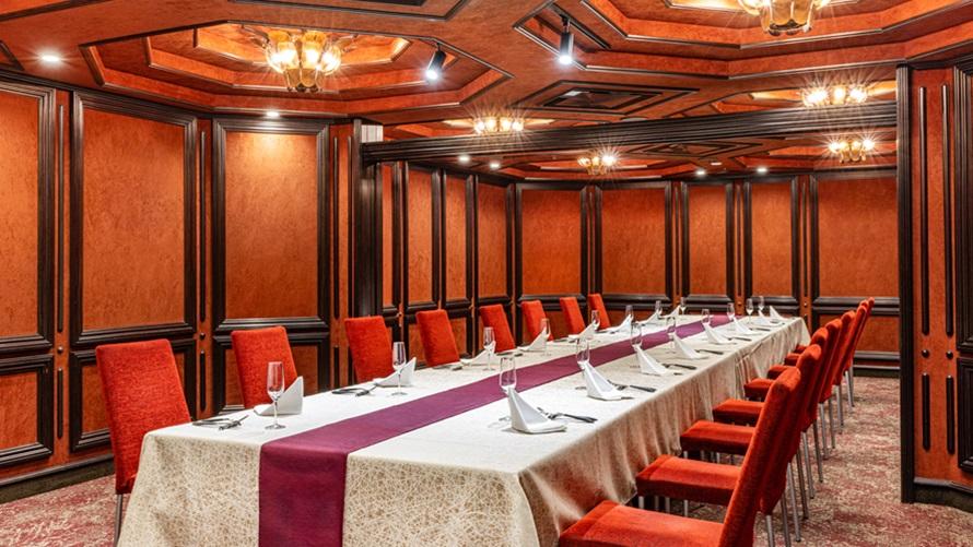 パーティースペース ガーネット（B1）。落ち着いた雰囲気の中でご会食やパーティーなど大切なひとときをお過ごしください。