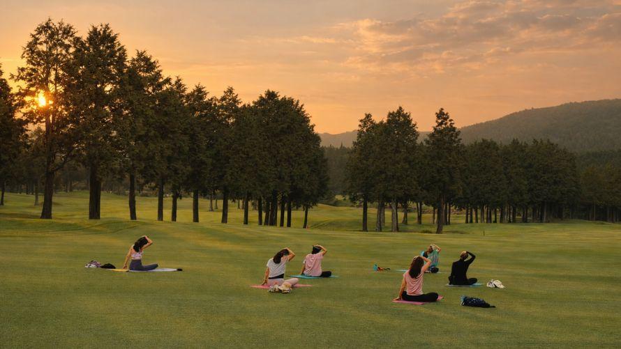 ゴルフ場で夕方にヨガをやっている