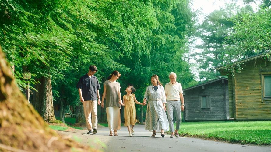 自然が近いコテージを散歩する家族