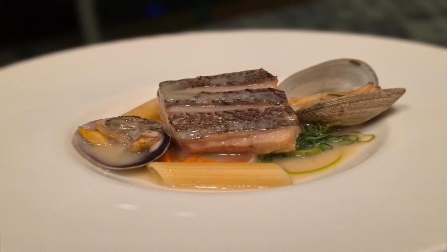 魚のフォンでポシェしたソイとアサリのナージュ仕立て