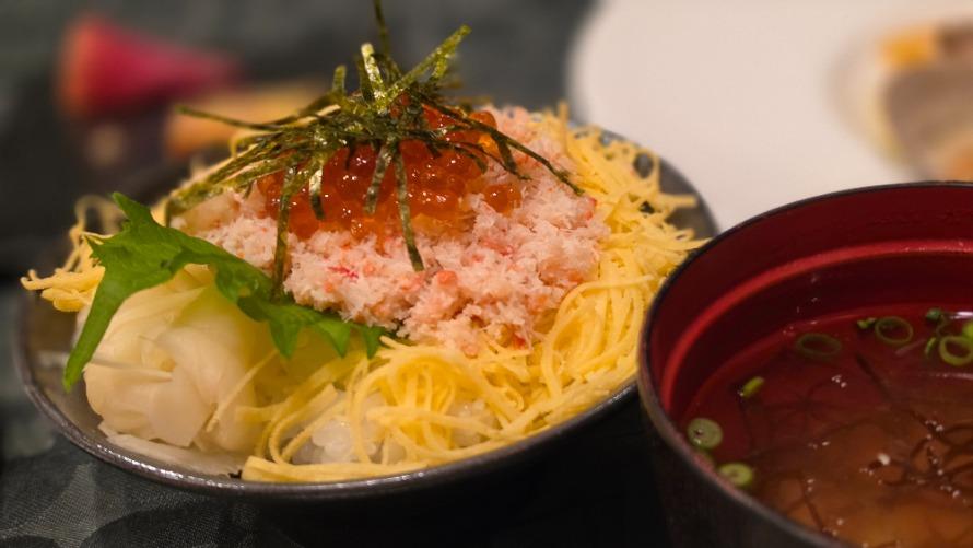 蟹ちらし　味噌汁
