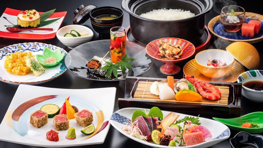 旬の食材を丁寧に仕上げた懐石料理で、彩り豊かなひと品ひと品をお楽しみいただけます