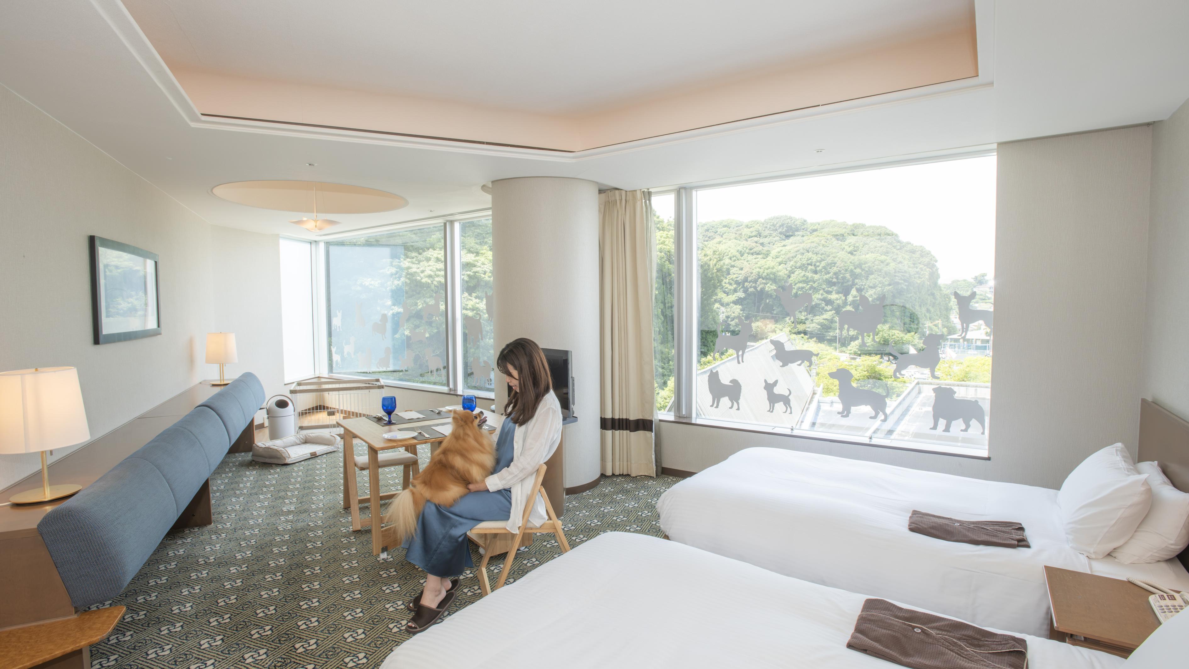 グランドプリンスホテル広島　ドッグフレンドリールームで犬を抱いている女性