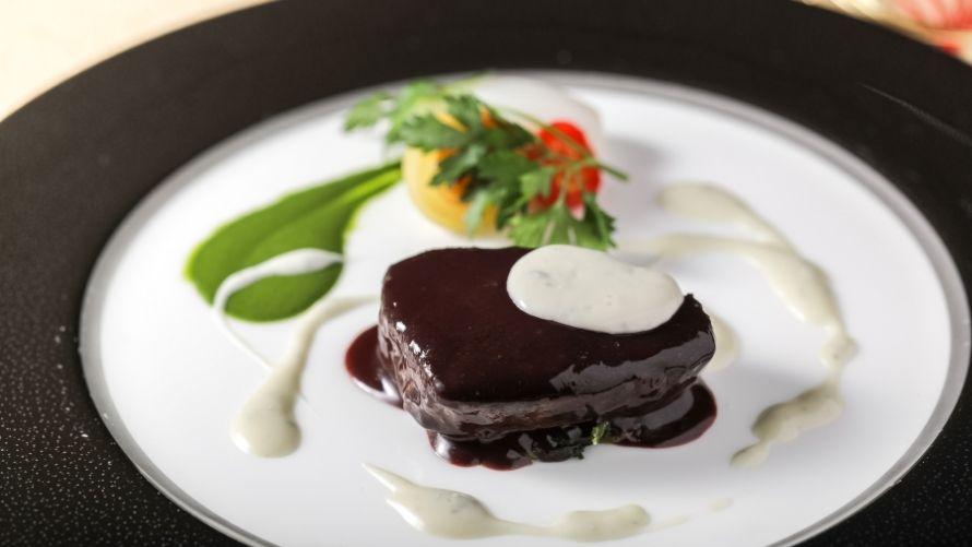 国産牛フィレ肉の軽い赤ワイン煮込み ゴルゴンゾーラのクリームとほうれん草のクーリ