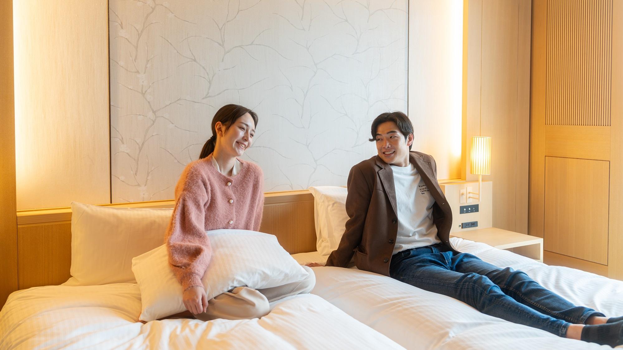 カップルが客室で寛いでいる