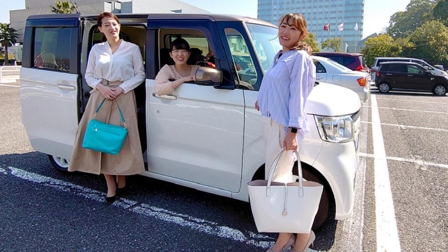 グランドプリンスホテル広島の駐車場で女性3人が車に乗り降りしている