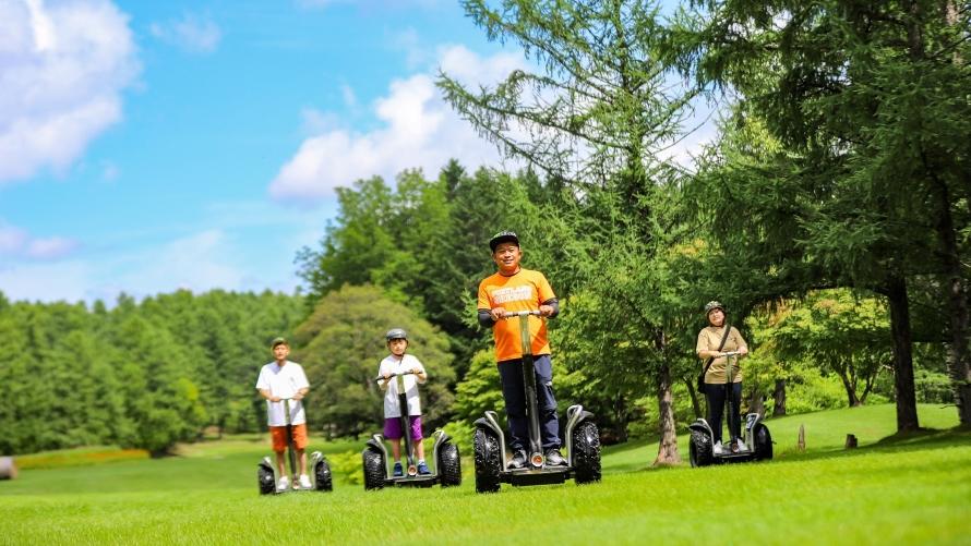 友だち同士でピクニックガーデン内でセグウェイをしている