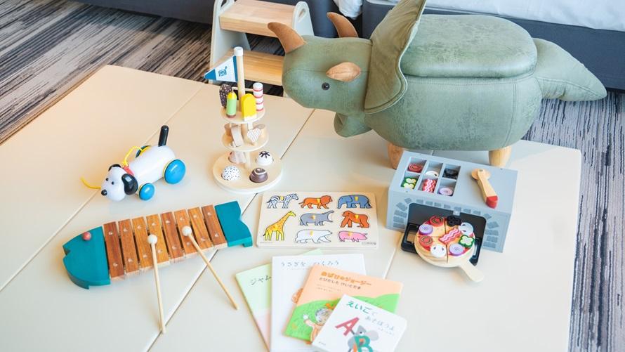 お部屋に、ベビーマットとおもちゃをご用意いたします。