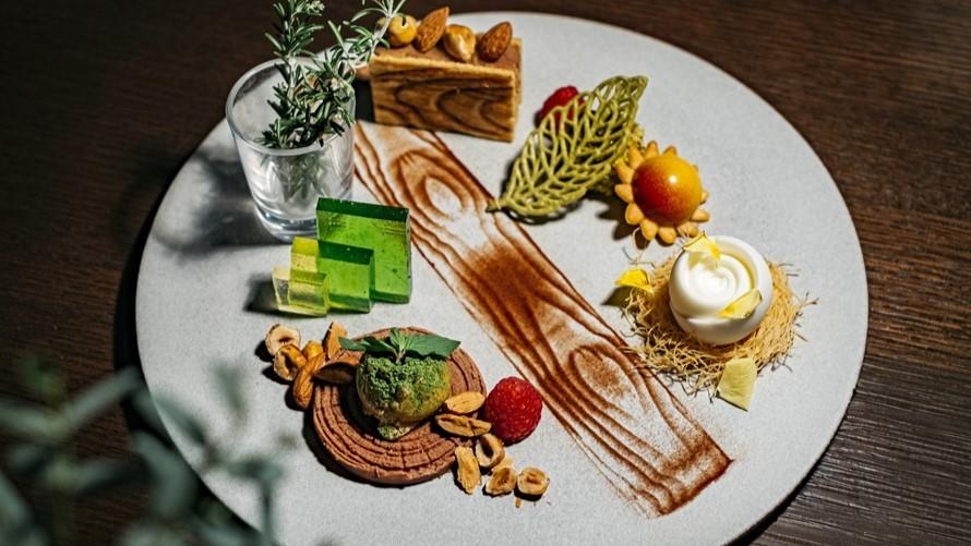 BAUMにインスピレーションを受けた、ホテルパティシエ特製、プラン限定のスイーツプレートをお愉しみください。