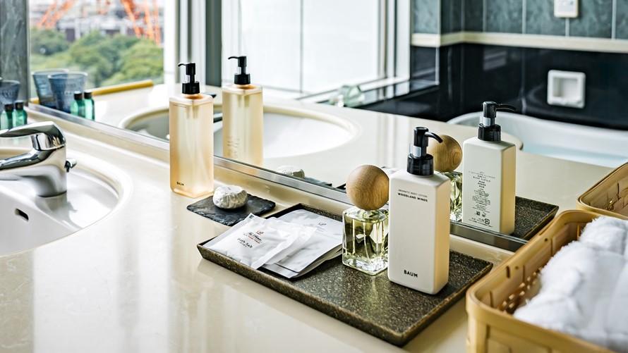 バスルームには、BAUMのアロマティック ハンドウォッシュ、アロマティック ボディローション、オーデコロン ウッドランドウィンズをご用意しております。