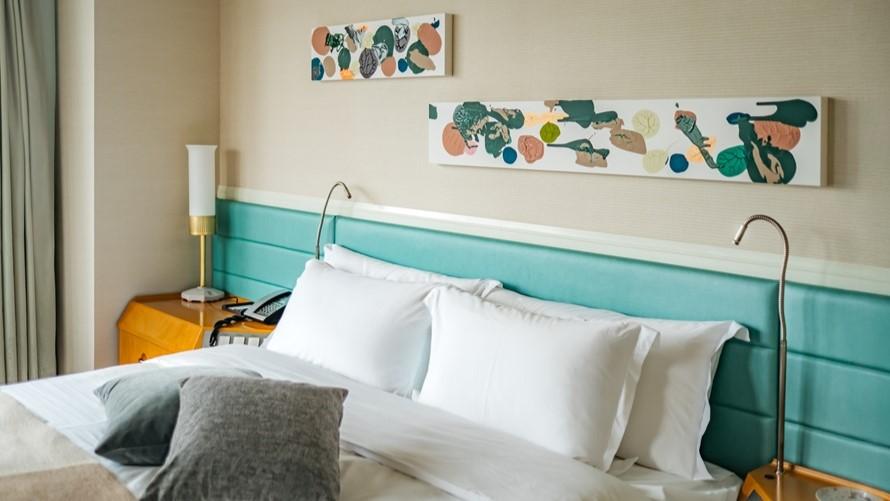 ベッドに置かれたクッションやベッドスローも、あたたかな色と質感で、心落ち着く空間を演出します。