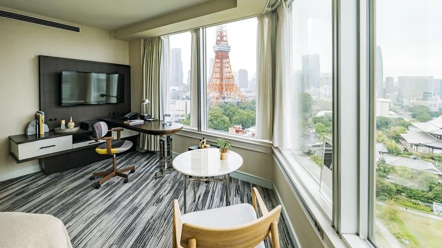 東京タワーを眺める特等席は、木のぬくもりを感じられる、カリモク家具のラウンジチェア。今だけの特別な設えです。