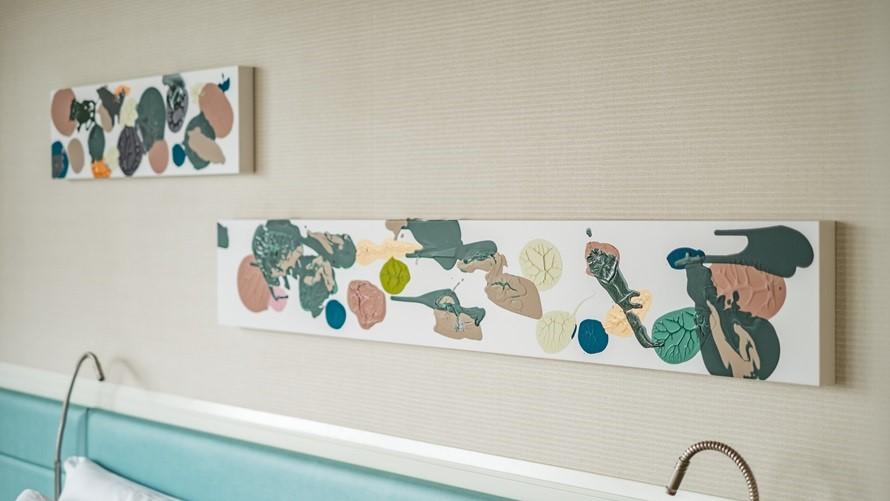 アーティストミズタユウジ氏による、BAUMコラボレーションルームのために描かれたオリジナルのアート「Green Veins」。樹木が持つ生命の循環と息づかいを表すアートと過ごす、特別な滞在。