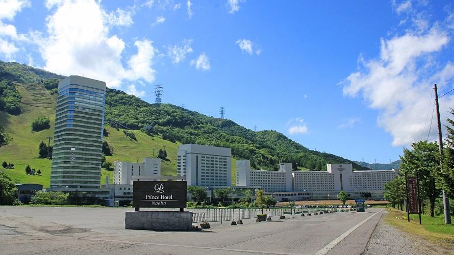 山頂から見下ろしたホテルの全景。