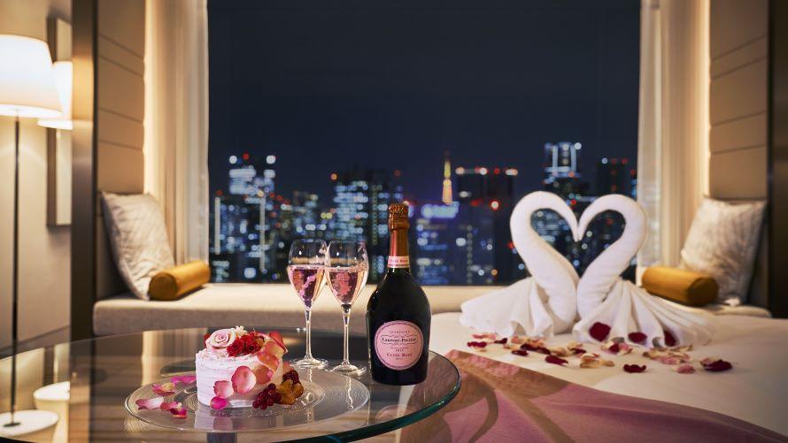 バラを添えたパティシエ特製のケーキ