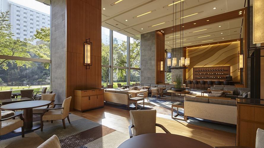 グランドプリンスホテル高輪1Fにあるラウンジバー「ラウンジ 光明」。日本庭園が見渡せる陽光降り注ぐ店内。