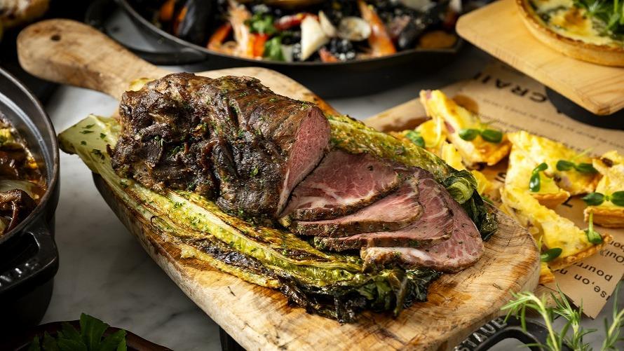 グランドプリンスホテル新高輪B!にあるレストラン、「ブッフェ＆カフェ スロープサイドダイナーザクロ」のローストビーフ。