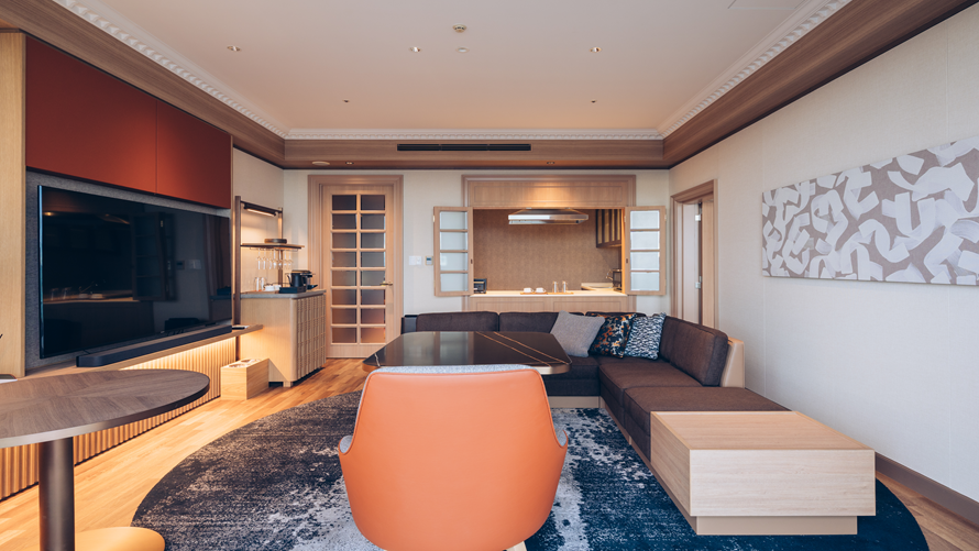 ファミリアスイートA（70㎡・32F）キッチンやダイニングテーブルも備え、リビングとベッドルームが分かれた快適なスイートルーム。4名さままでのグループや、長期滞在でもゆっくりお過ごしいただけます。