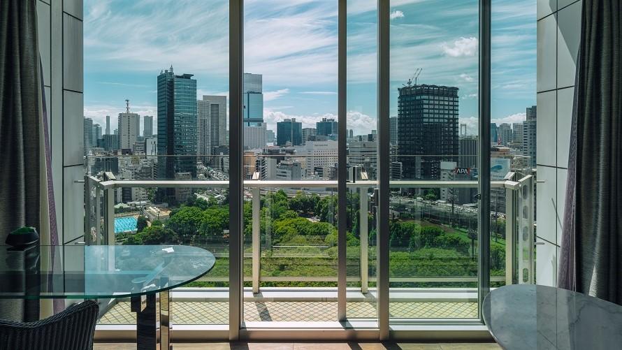 バルコニー付きのツインルーム。