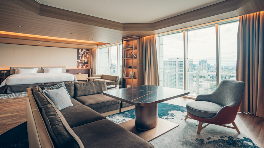 ファミリアスイートB（70㎡・32F）キッチンやダイニングテーブルも備え、リビングとベッドルームが一体となった開放感あふれるスイートルーム。4名さままでご一緒に、ご家族皆さまで快適におくつろぎいただけます。