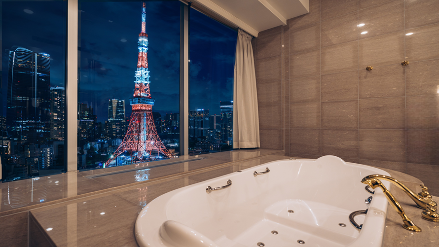 タワービュースイート（135㎡・32F）リビング、ベッドルーム、バスルームのいずれの空間からも東京タワーの絶景を間近に臨む、「THE TOKYO」を感じられる贅沢なスイートルーム。