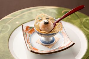 歓迎夕食会メニューの一品。「真鯛の昆布〆で巻いた長野県産長芋と雲丹のおむすび見立て」