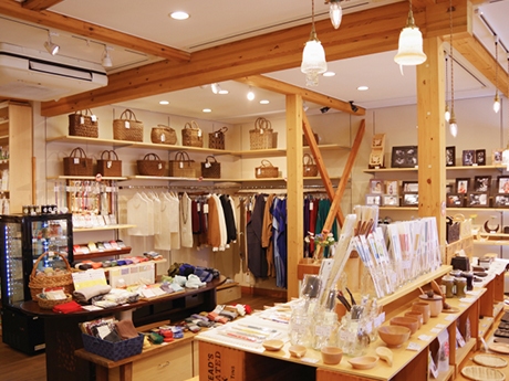 大坂屋家具店　下の店_内観