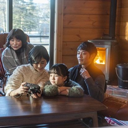 ヴィラに滞在する家族