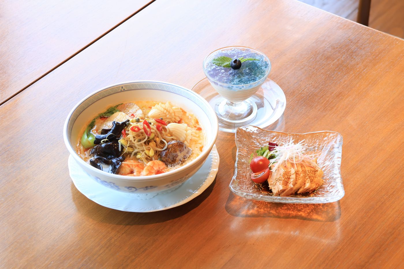 豆乳麻辣湯麺ランチ 紫陽花杏仁豆腐付き — ランチセット全体