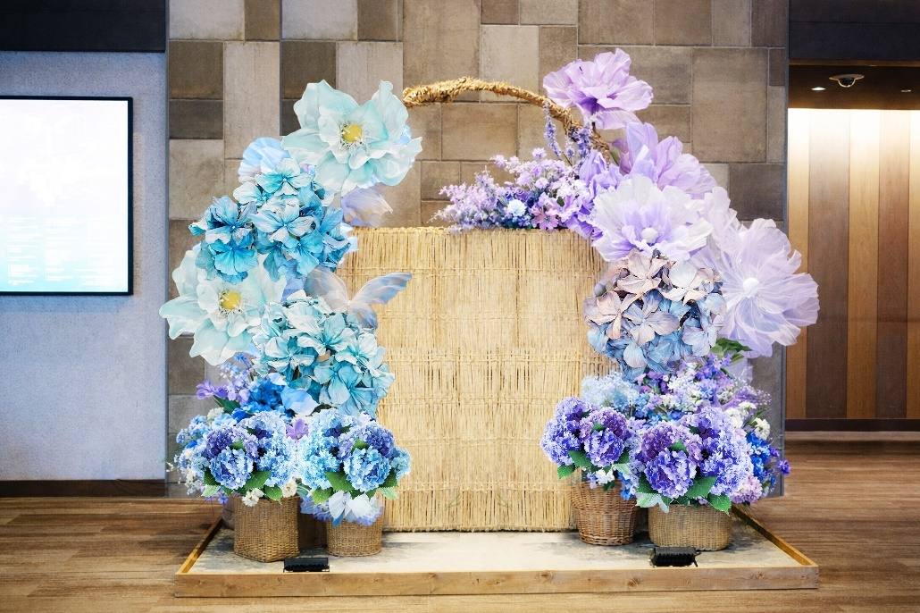 紫陽花フォトスポット — ウエストロビーに設置された青と紫の大輪の紫陽花装飾